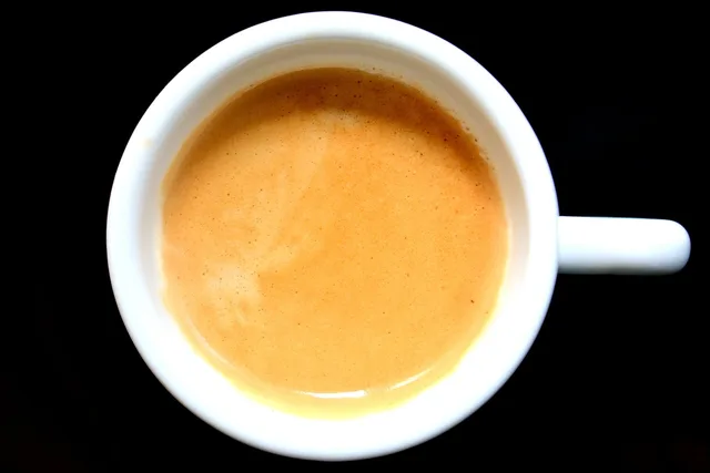 kawa, black background, cup of coffee, coffee in detail, black background, black background, black background, black background, black background. Gospodarka zapasami w sieci handlowej: rotacja, dostępność i korekty