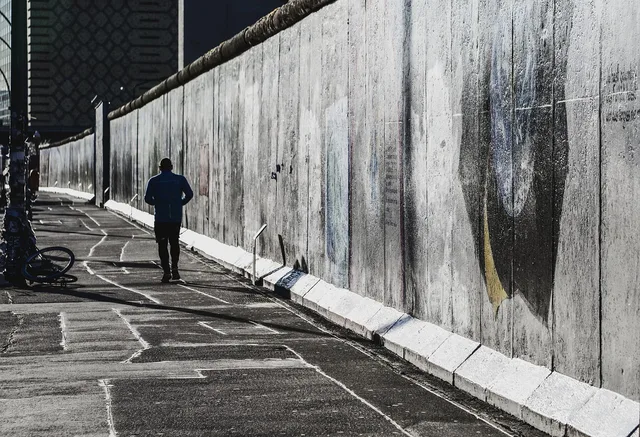 ściana, mur berliński, biec truchtem, biegacz, pomnik, stolica, galeria east side, upadek muru, beton, mur berliński, mur berliński, mur berliński, mur berliński, mur berliński. Lokalizacje sklepów w sieci: kryteria oceny i analiza kanibalizacji